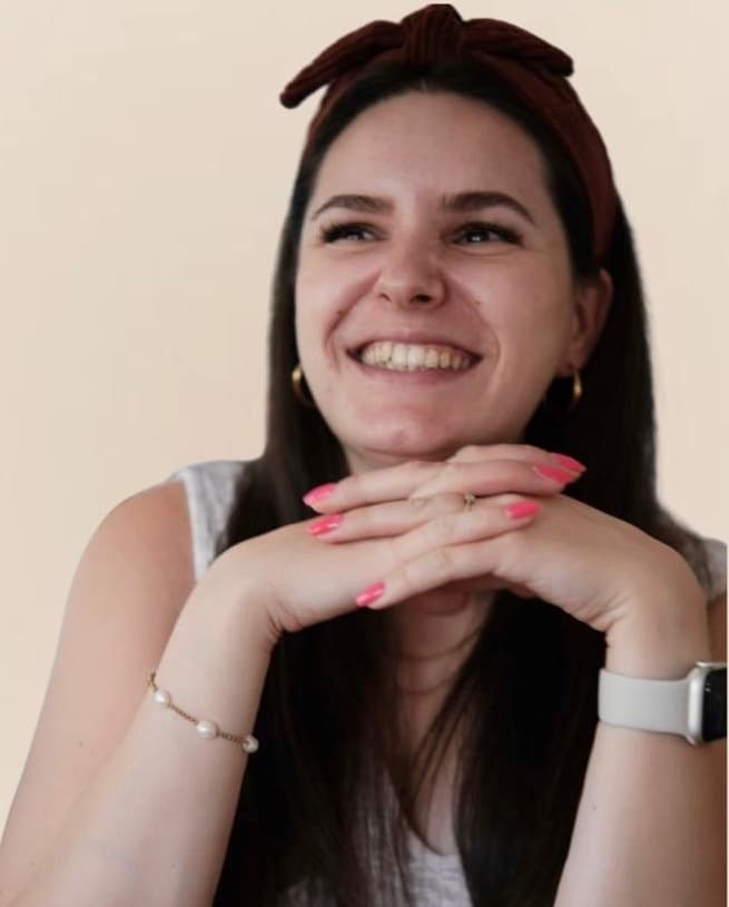Stephi lacht, die Hände unter dem Kinn gefaltet